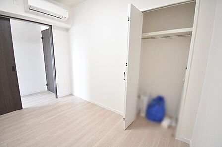 スタイリッシュなデザインと快適な居住性を兼ね備えた洋室。広々とした空間は、自分らしいインテリアを楽しむことができるほか、リラックスした時間を過ごすことができそうです。
