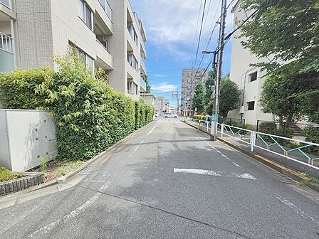 周辺は住宅が建ち並ぶ閑静な住宅街です。 