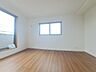 洋室：スタイリッシュなデザインと快適な居住性を兼ね備えた洋室。広々とした空間は、自分らしいインテリアを楽しむことができるほか、リラックスした時間を過ごすことができそうです。 