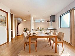 ゆったりとした5LDK「石川町の家」 5LDKのリビング/ダイニング