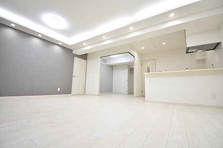 家族が食事するダイニングスペースをキッチンから見渡せる設計に。お料理をしながら家族とのコミュニケーションが増えそうな予感。