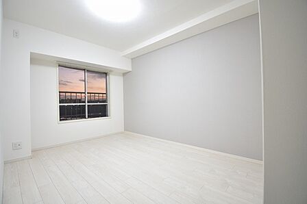 洋室はモダンなデザインと機能性を備え、快適な生活空間に。明るい窓から差し込む自然光が広々とした空間をさらに明るく開放的に感じさせます。