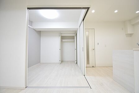 スマートなデザインと賢い収納が生活を快適にします。広々とした雰囲気を演出する工夫が施され、生活空間の魅力を引き出します。