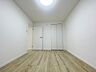 洋室：スタイリッシュなデザインと快適な居住性を兼ね備えた洋室。広々とした空間は、自分らしいインテリアを楽しむことができるほか、リラックスした時間を過ごすことができそうです。 