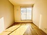 洋室：スタイリッシュなデザインと快適な居住性を兼ね備えた洋室。広々とした空間は、自分らしいインテリアを楽しむことができるほか、リラックスした時間を過ごすことができそうです。 
