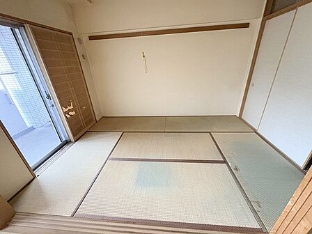 畳の香りと柔らかな光がリラックスした空間を作ります。