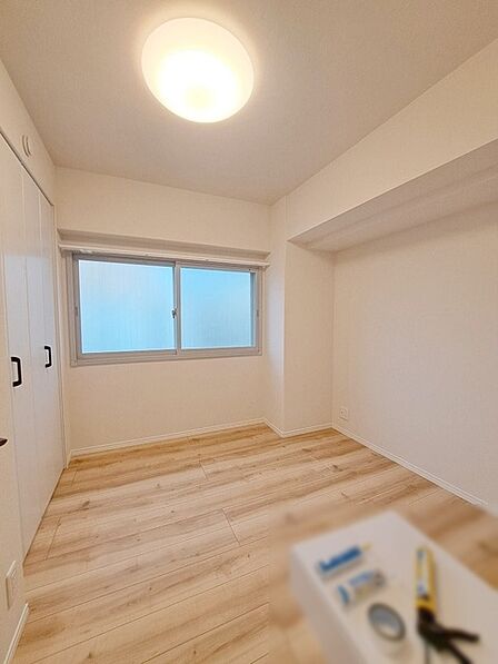 スタイリッシュなデザインと快適な居住性を兼ね備えた洋室。広々とした空間は、自分らしいインテリアを楽しむことができるほか、リラックスした時間を過ごすことができそうです。