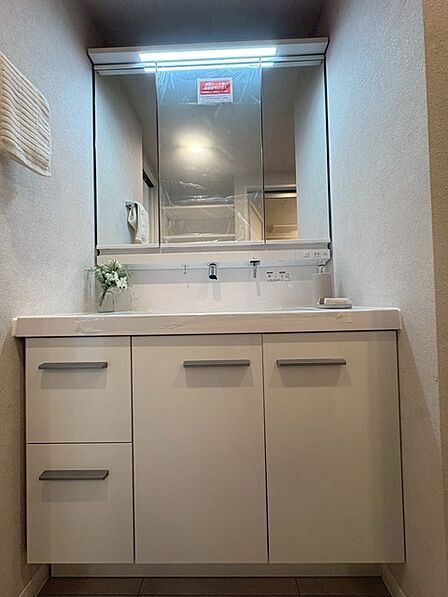 三面鏡に洗面台。 コンセントに照明機能、多機能性を備えた設備です。