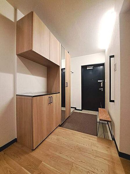 玄関は家の第一印象を左右する重要な場所。ほどよい広さとスタイリッシュな色遣いが印象的です。