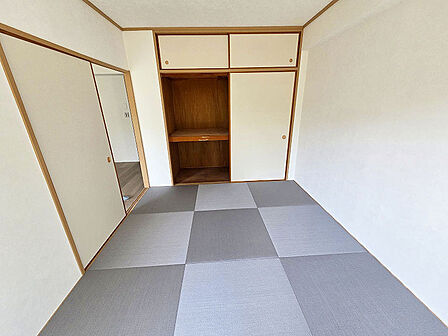 グレーの畳が敷かれたスタイリッシュな和室