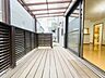 外観：屋根のあるウッドデッキ