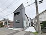 外観：周辺の街並みの中で適度な主張、生活に溶け込むシンプルなデザインの外観が魅力の一戸建です。 