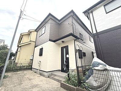 外観：周辺の街並みの中で適度な主張、生活に溶け込むシンプルなデザインの外観が魅力の一戸建です。 