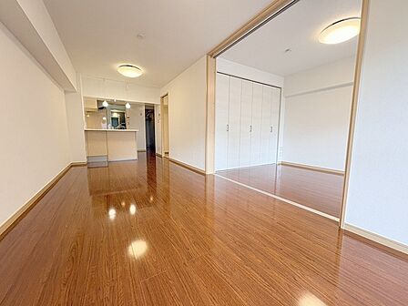 家族の集まるリビングは気持ちの良い自然光が差し込む団欒空間。室内のご見学予約も随時、受付中ですのでお気軽にお問合せください。