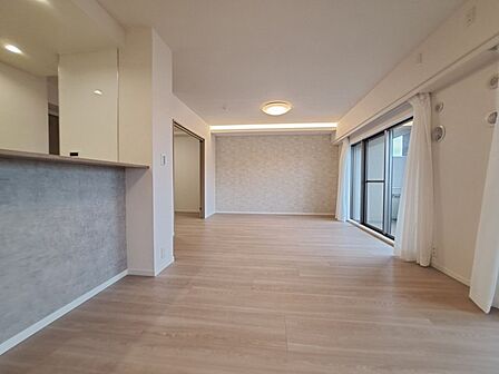 家族の集まるリビングは気持ちの良い自然光が差し込む団欒空間。室内のご見学予約も随時、受付中ですのでお気軽にお問合せください。