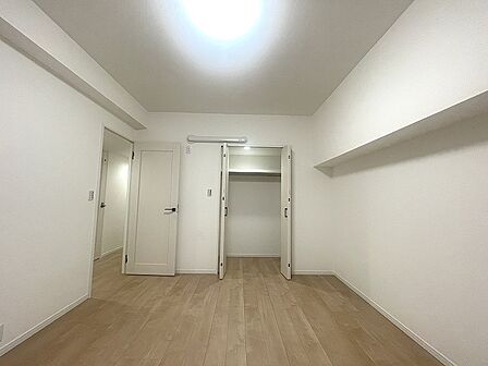 スマートなデザインと賢い収納が生活を快適にします。広々とした雰囲気を演出する工夫が施され、生活空間の魅力を引き出します。