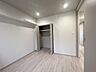 洋室：スタイリッシュなデザインと快適な居住性を兼ね備えた洋室。広々とした空間は、自分らしいインテリアを楽しむことができるほか、リラックスした時間を過ごすことができそうです。 