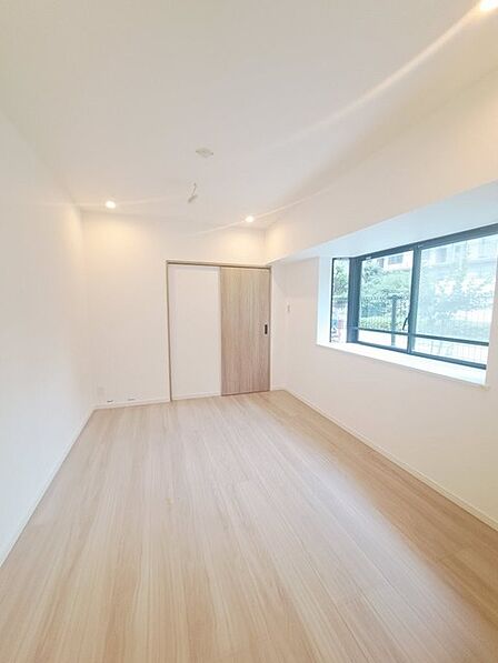スタイリッシュなデザインと快適な居住性を兼ね備えた洋室。広々とした空間は、自分らしいインテリアを楽しむことができるほか、リラックスした時間を過ごすことができそうです。