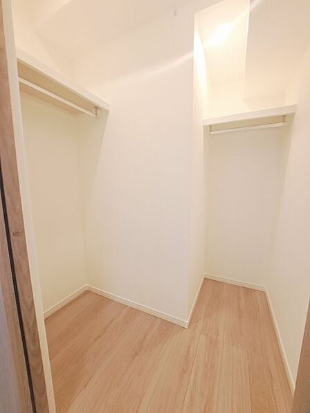 沢山の洋服も収納できそうなウォークインクローゼット。荷物の多い方には嬉しい設計。