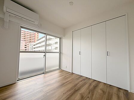 スタイリッシュなデザインと快適な居住性を兼ね備えた洋室。広々とした空間は、自分らしいインテリアを楽しむことができるほか、リラックスした時間を過ごすことができそうです。 