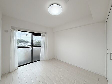 洋室はモダンなデザインと機能性を備え、快適な生活空間に。明るい窓から差し込む自然光が広々とした空間をさらに明るく開放的に感じさせます。