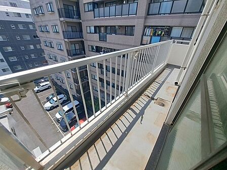 日々の忙しさやストレスから離れ、バルコニーで静かに深呼吸、心が穏やかになります。