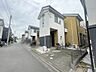 外観：周辺の街並みの中で適度な主張、生活に溶け込むシンプルなデザインの外観が魅力の一戸建です。 