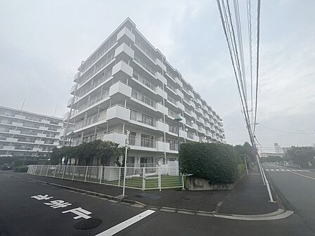 街並みに溶け込むシンプルな外観デザイン。静かな落ち着きを感じさせる永住に適した居住空間です。