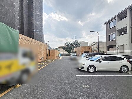 周辺の街並みの中で適度な主張、生活に溶け込むシンプルなデザインの外観が魅力の建物です。 