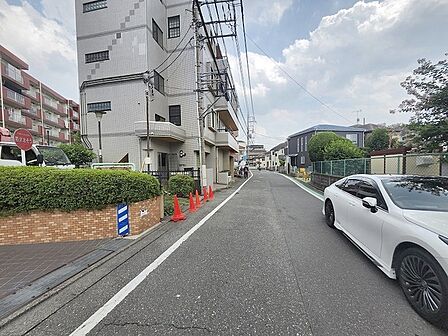 周辺は住宅が建ち並ぶ閑静な住宅街です。 