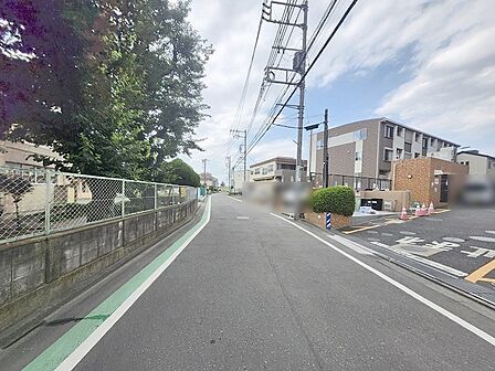 木々の緑と調和する穏やかな住環境。歩き慣れた道が日常の風景として心に優しく馴染みます。 