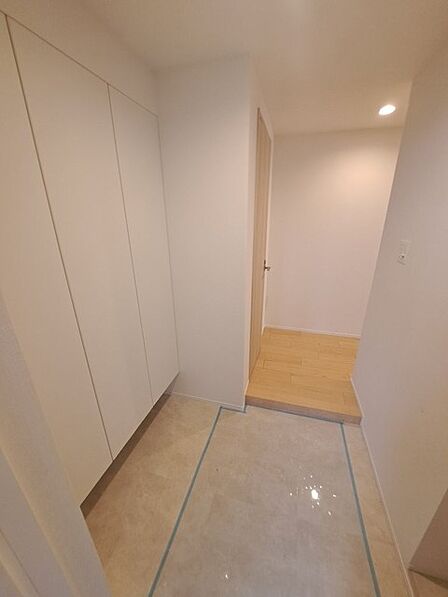明るく広々とした玄関は、家に入る瞬間から心地よい居心地を感じさせます。