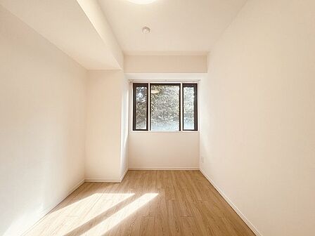 洋室はモダンなデザインと機能性を備え、快適な生活空間に。明るい窓から差し込む自然光が広々とした空間をさらに明るく開放的に感じさせます。