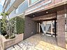 エントランス：実際に室内をご見学頂くと生活のイメージが広がります。家具を置いたイメージや窓からの景色など、現地で体感ください。 