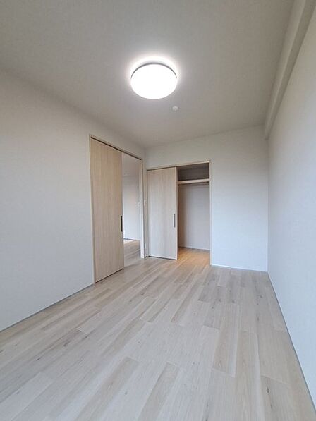 スタイリッシュなデザインと快適な居住性を兼ね備えた洋室。広々とした空間は、自分らしいインテリアを楽しむことができるほか、リラックスした時間を過ごすことができそうです。