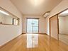 リビング/ダイニング：実際に室内をご見学頂くと生活のイメージが広がります。家具を置いたイメージや窓からの景色など、現地で体感ください。 