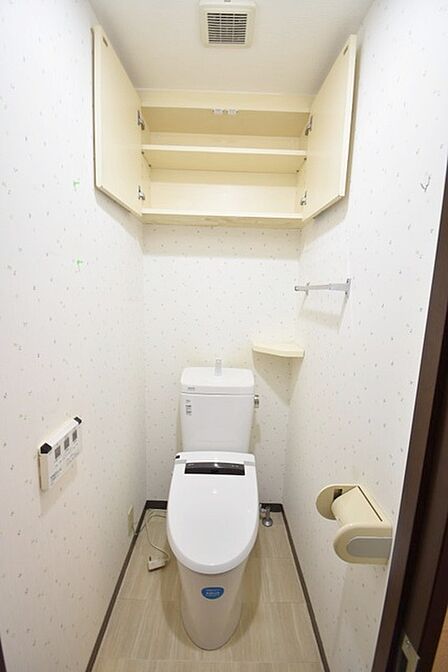 トイレにはウォシュレット機能を標準装備。 