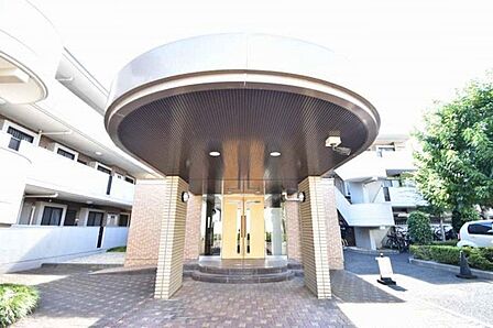 円形の庇が個性的なアクセントとなり、帰宅する住人を穏やかに迎え入れる趣のあるエントランスです。 