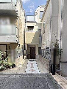 外観:周辺の街並みの中で適度な主張、生活に溶け込むシンプルなデザインの外観が魅力の一戸建です。 外観:周辺の街並みの中で適度な主張、生活に溶け込むシンプルなデザインの外観が魅力の一戸建です。