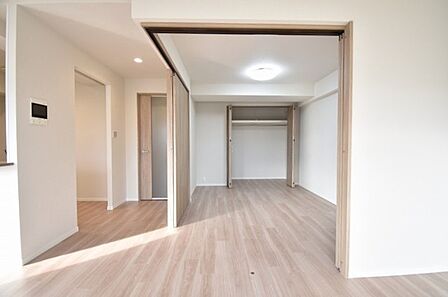 実際に室内をご見学頂くと生活のイメージが広がります。家具を置いたイメージや窓からの景色など、現地で体感ください。