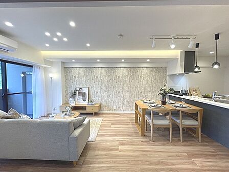 ゆとりのあるサイズのリビングダイニング。 お食事スペースと、お寛ぎ空間を分けてご利用可能。 少し大きめのソファーを置いて、 一家団欒なお時間をご共有ください。