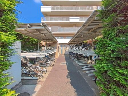 整理された共用部分が日常の動作をスムーズにし、快適な暮らしの基盤を支えています。