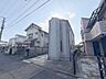 外観：周辺の街並みの中で適度な主張、生活に溶け込むシンプルなデザインの外観が魅力の一戸建です。 