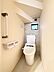 トイレ：階段下を有効活用したトイレスペース。 便座はもちろんウォシュレット。  