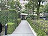 その他：豊かな緑に囲まれたアプローチが住まう人を穏やかに迎えてくれる心地よい空間です。