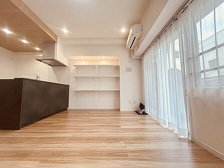 家族が食事するダイニングスペースをキッチンから見渡せる設計に。お料理をしながら家族とのコミュニケーションが増えそうな予感。 