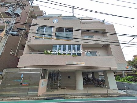 明るい開放感が魅力の住まいは、日々の時間を快適に過ごすための工夫が細部まで詰まっています。 