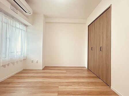 スマートなデザインと賢い収納が生活を快適にします。広々とした雰囲気を演出する工夫が施され、生活空間の魅力を引き出します。  