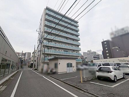 周辺の街並みの中で適度な主張、生活に溶け込むシンプルなデザインの外観が魅力のマンションです。