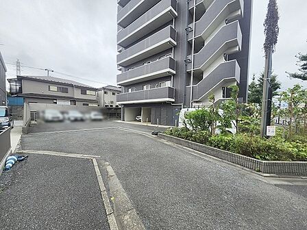 ゆとりある敷地設計が生み出す すっきりと整った美しい空間です。